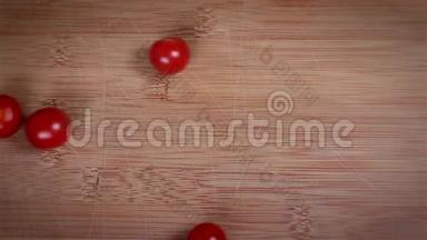 樱桃番茄在木制砧板上滚动，露出你的文字